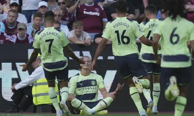 国际雪联单板和自由式U型场地世界杯，中国选手李方慧训练中