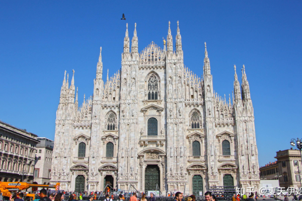 国安全队抵达北京，大兴机场内围满前来接机的国安球迷