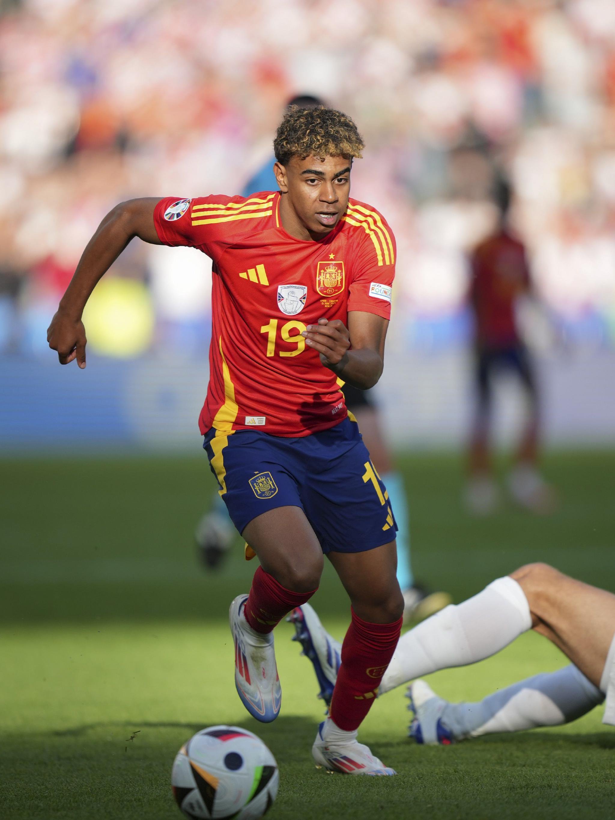 CBA杯赛中NBL球队爆冷战胜CBA队伍，引发对联赛质量与外援配置的质疑，凸显CBA需改革。